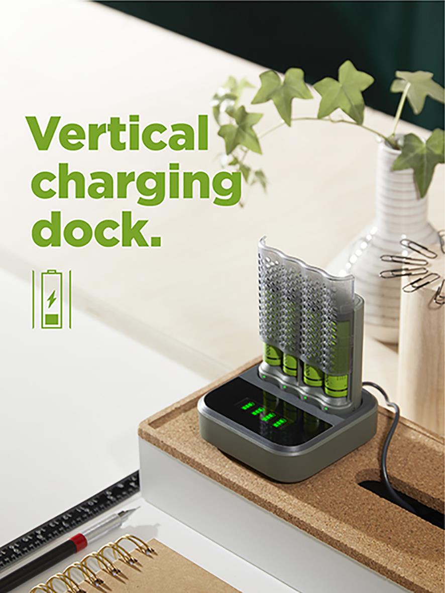 Batteriladdare GP ReCyko med laddningsdocka och fyra AA-batterier, vertikal laddningsstation