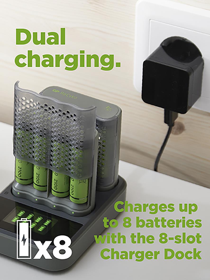Batteriladdare GP ReCyko med laddningsdocka och 8 AA-batterier, visar dual laddning och laddningsdocka för åtta batterier