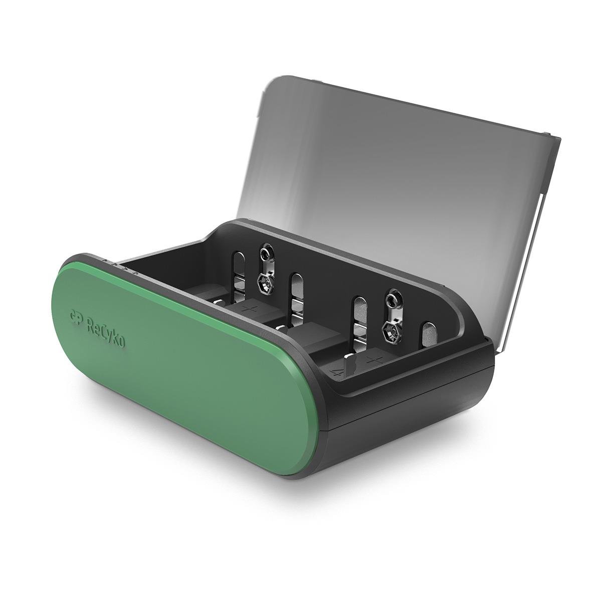 Batteriladdare GP Recyko Universal med öppnad lock och plats för batterier