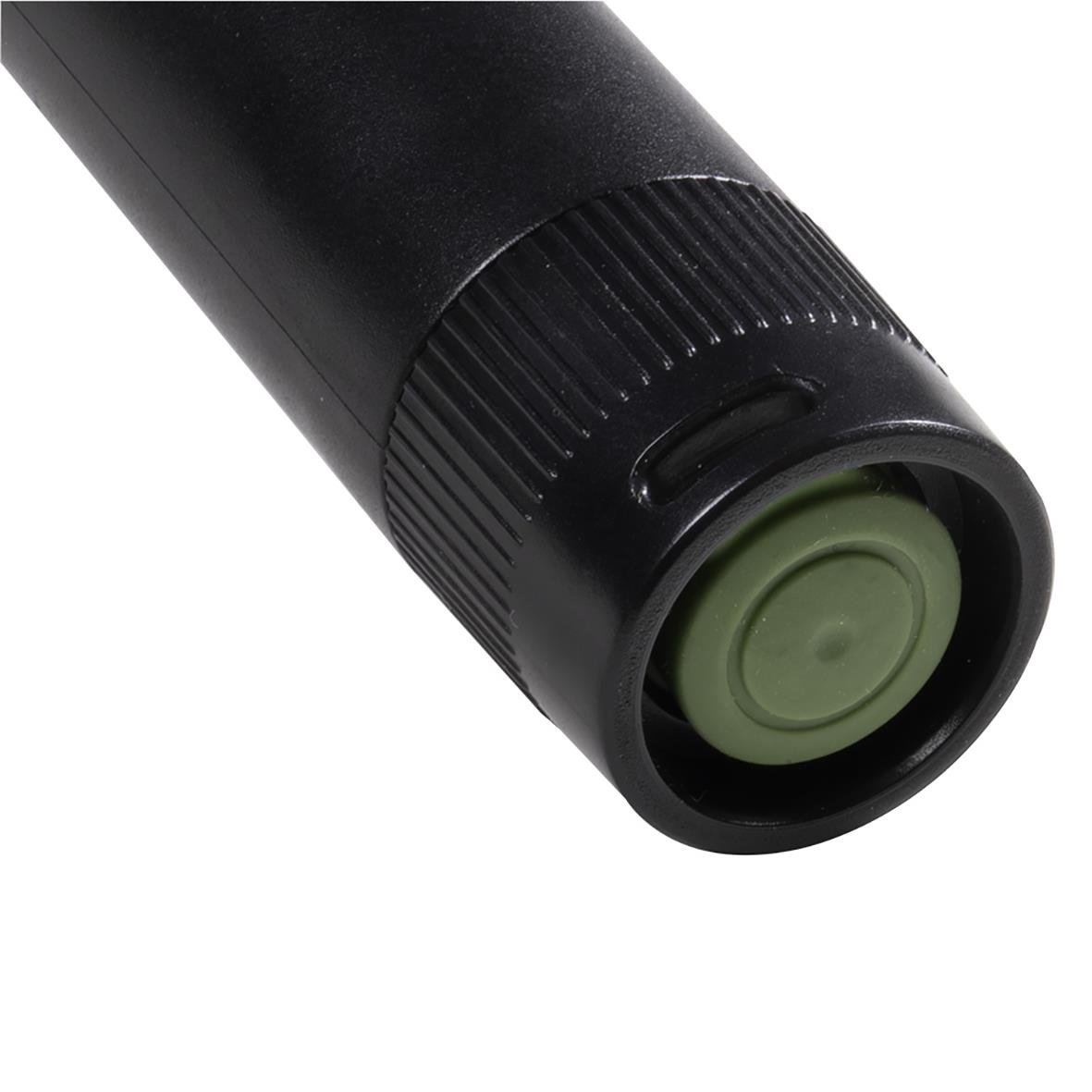 Ficklampa GP Everyday LED C105 med svart kropp och grön knapp