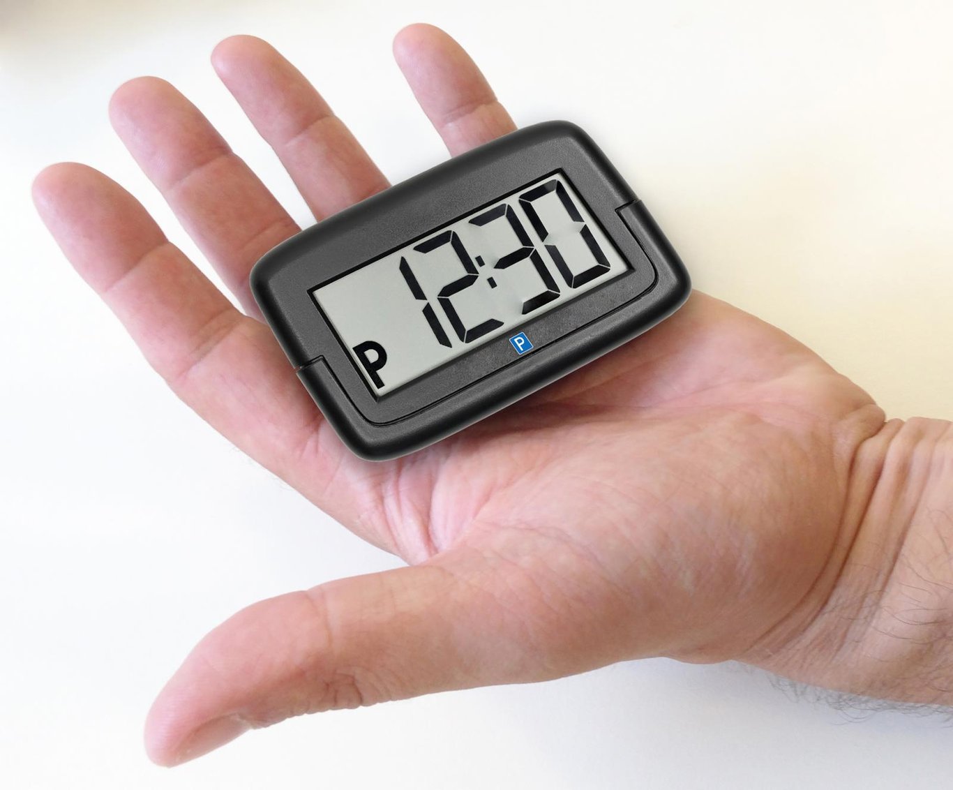 Elektronisk parkeringsskiva Park Micro i hand, visar 12:30