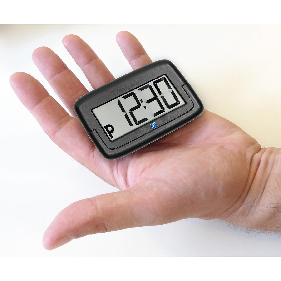Elektronisk parkeringsskiva Park Micro i hand, visar 12:30