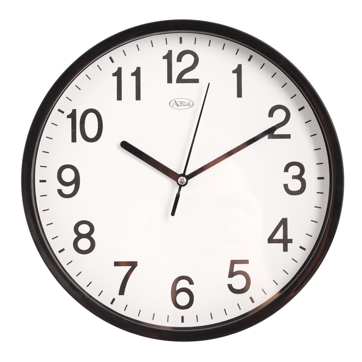 Väggklocka i plast med svart ram och vit urtavla, diameter 22,5 cm