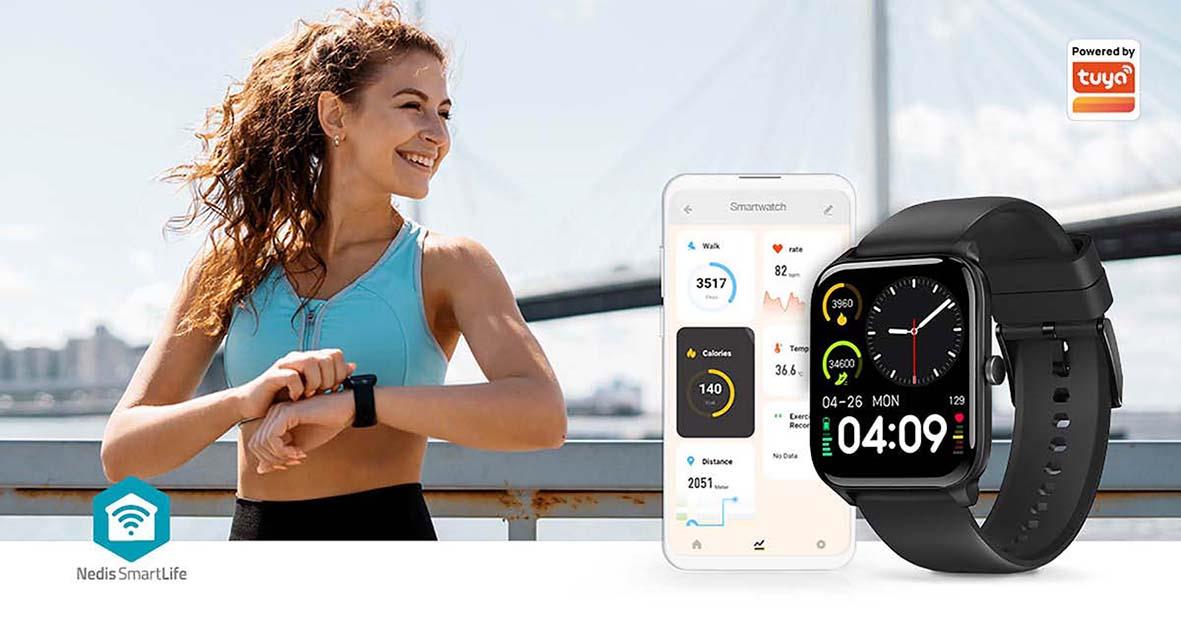 Kvinna med Nedis SmartLife-klocka och smartphone utomhus, visar smarta funktioner