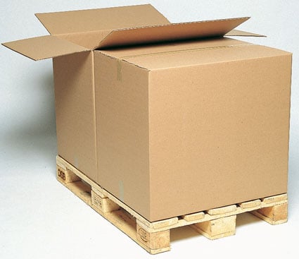 Stor kartong på pallar, mått 780x580x475mm, förpackad i en öppen låda