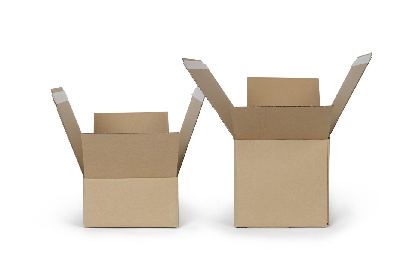 Två bruna lådor med tejpförslutning, en mindre och en större, båda öppnade