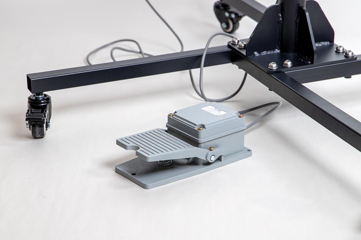 Fot av ett fotpedal- och styrsystem för en träningsmaskin eller simulator på en vit yta