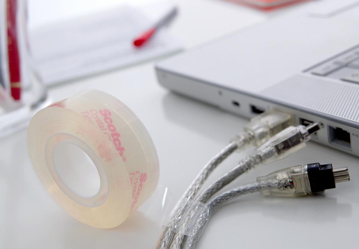 Kontorstejp Scotch 600 Crystal 19mm x 33m på skrivbord med dator och papper