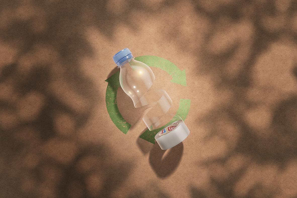 Kontorstejp Tesa Eco & Crystal EcoLogo 19mm x 10m, placerad på ett papper med skuggor och ljusreflektioner