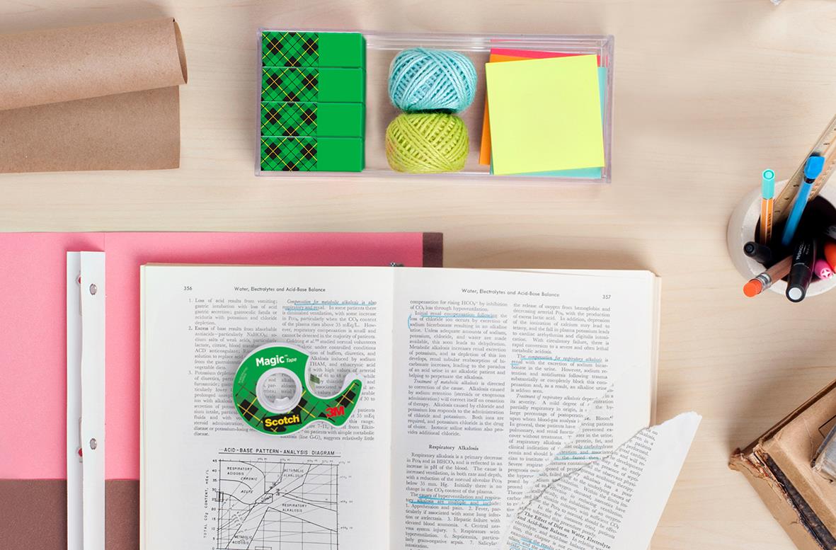 Dokumenttejp Scotch Magic 810 12mm x 33m på skrivbord med papper, pennor och post-it-lappar