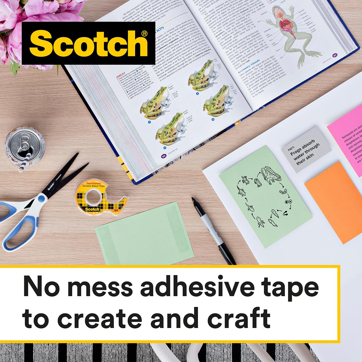 " Scotch 665 tejp med hållare, 12mm x 6,3m, på skrivbord med papper, sax och penna"