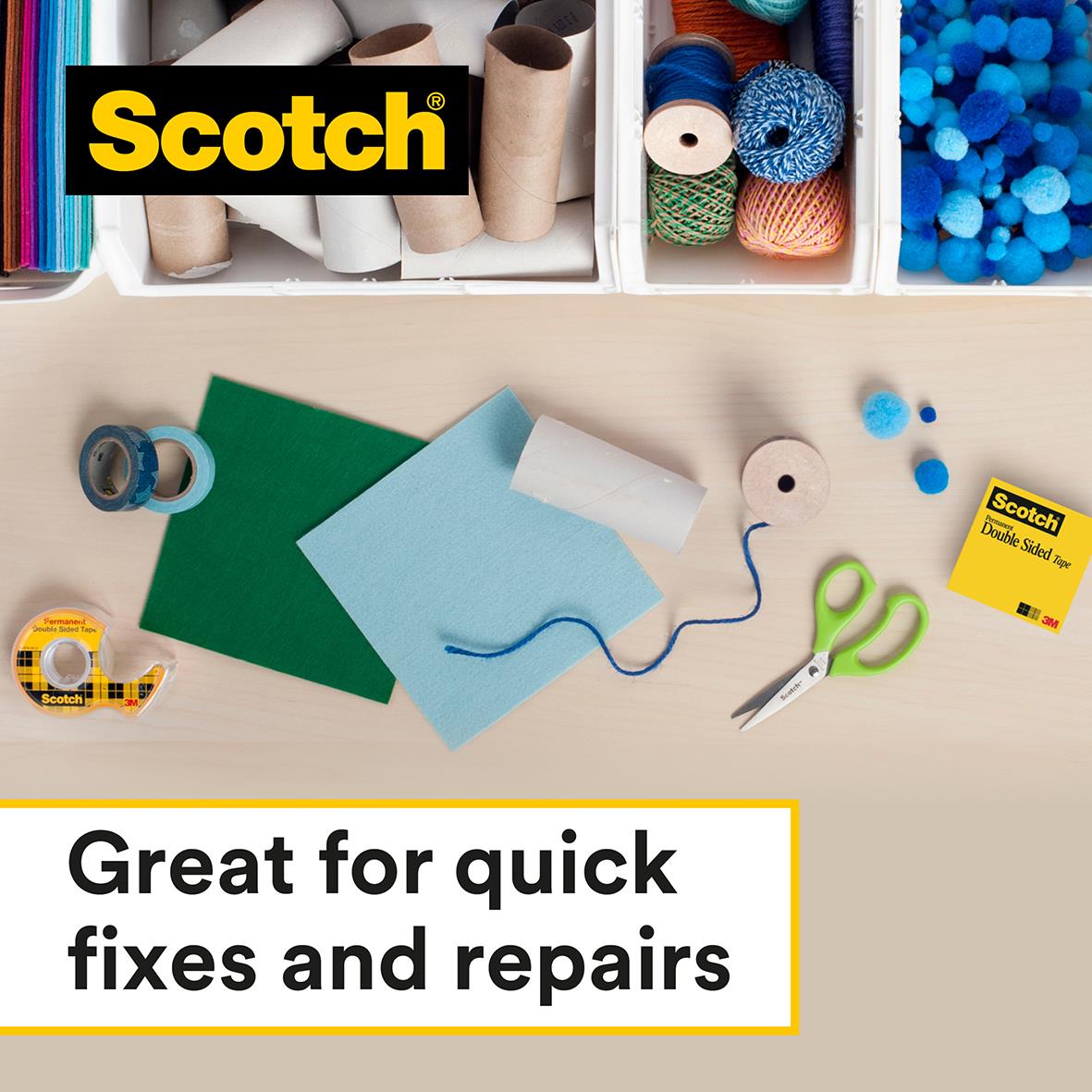 Dubbelhäftande Scotch 665 tejp med hållare, 12mm x 6,3m, för snabba fixar och reparationer, på arbetsbord med papper, sax och tejp.