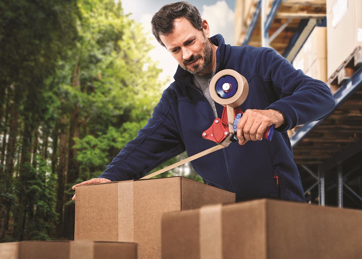 Man använder packtejp Tesa 56000 Ultra Strong EcoLogo Brun för att säkra kartonger utomhus