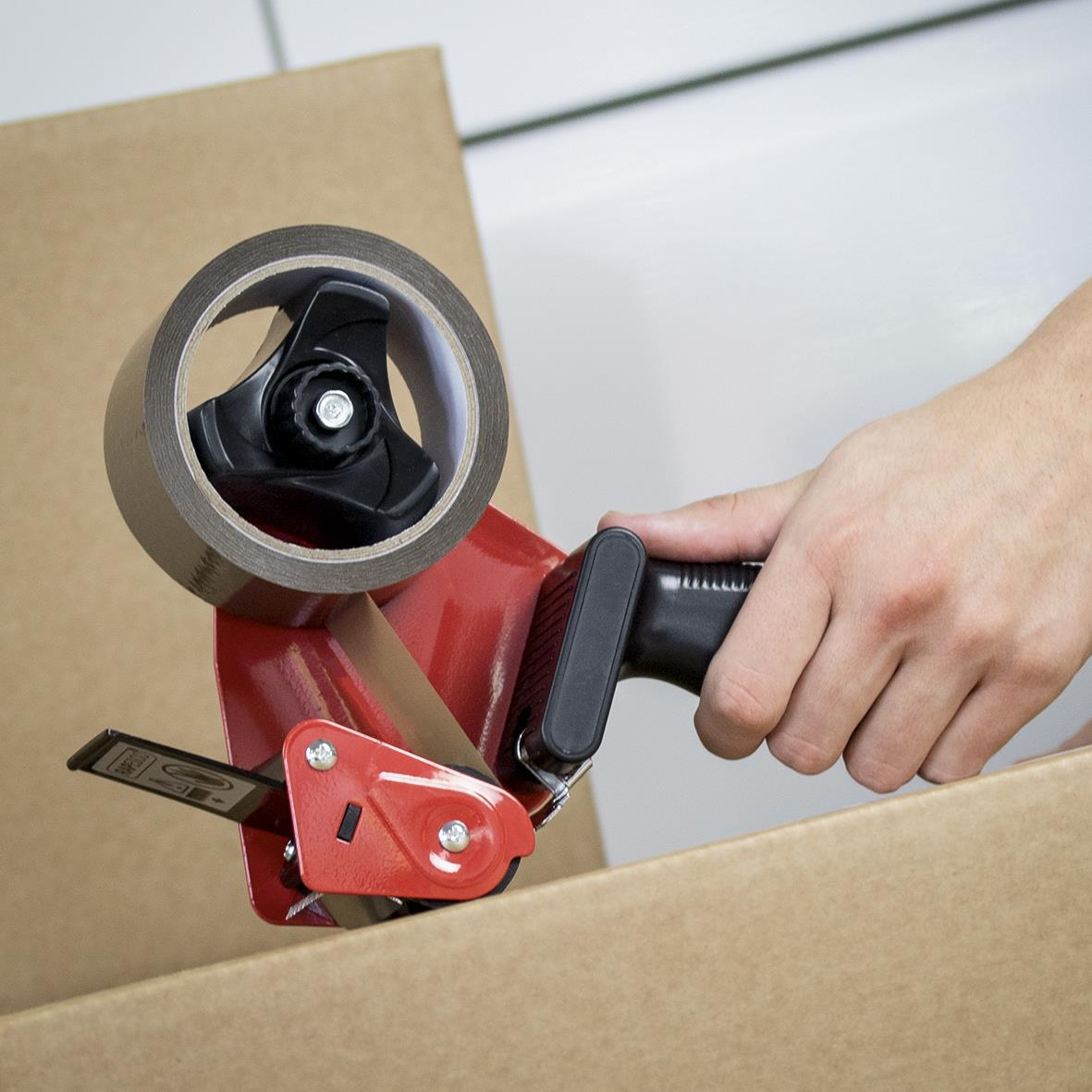 Tejphållare Rapesco med broms, maxbredd 50mm, används för att säkra tejp vid förpackning.