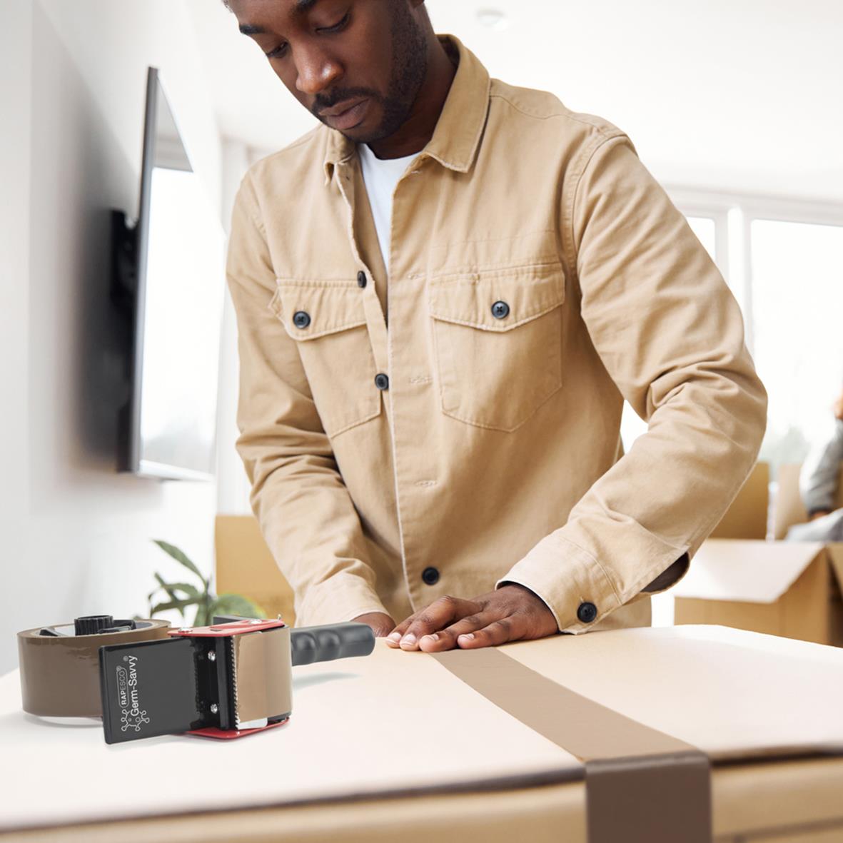 Man använder tejphållare Rapesco med broms för att fixera tejp på skrivbordet