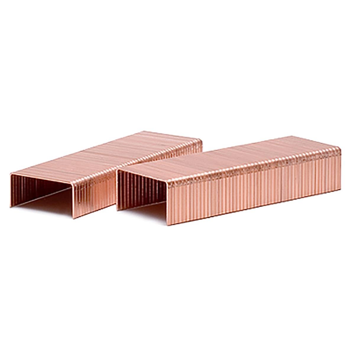 Två kopparfärgade häftklamrar av modell Jk561-15