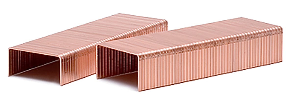 Två kopparfärgade häftklamrar av modell Jk561-15