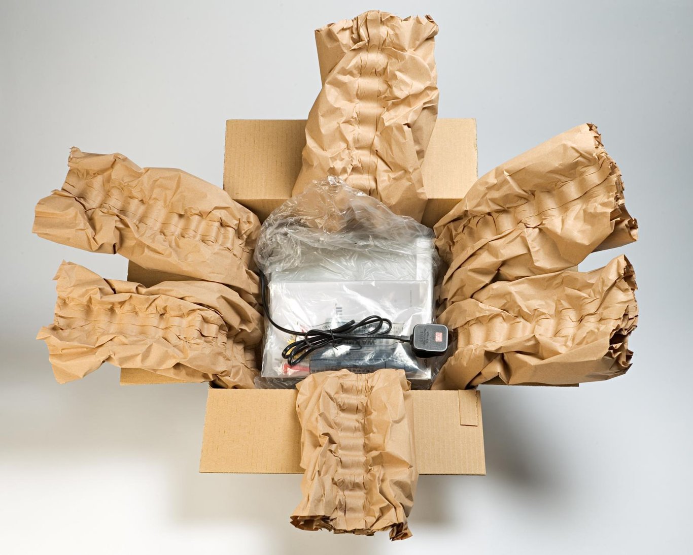 Förpackning med tigerpapper 2-lag, 740mm x 280m, 70/70g, omgiven av brunt papper