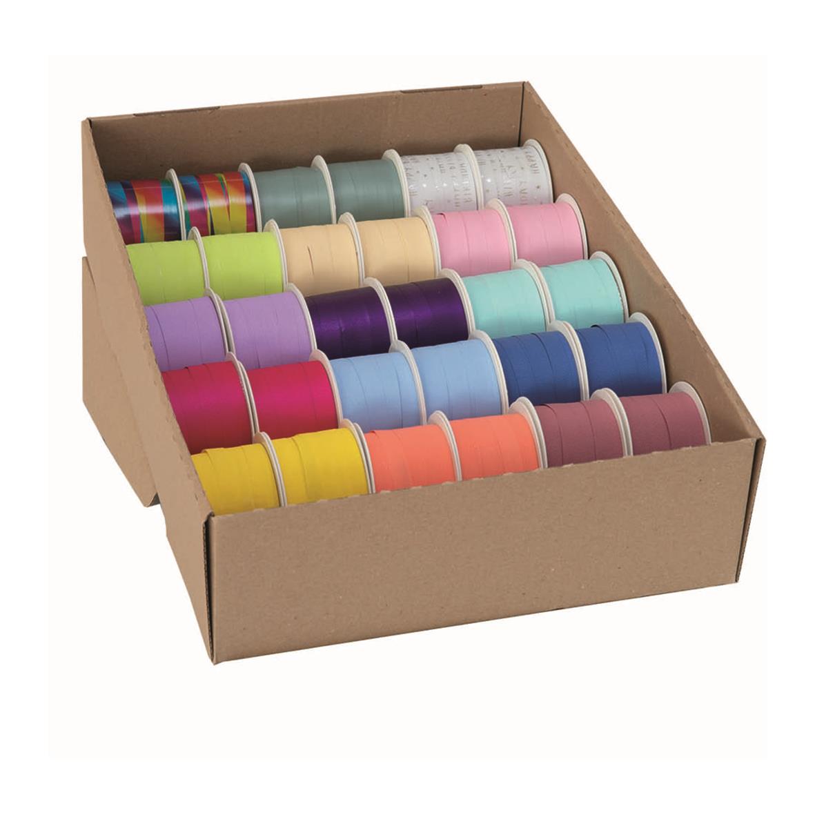 En kartonglåda med flera rullar av olika färgglada band i olika nyanser och mönster.