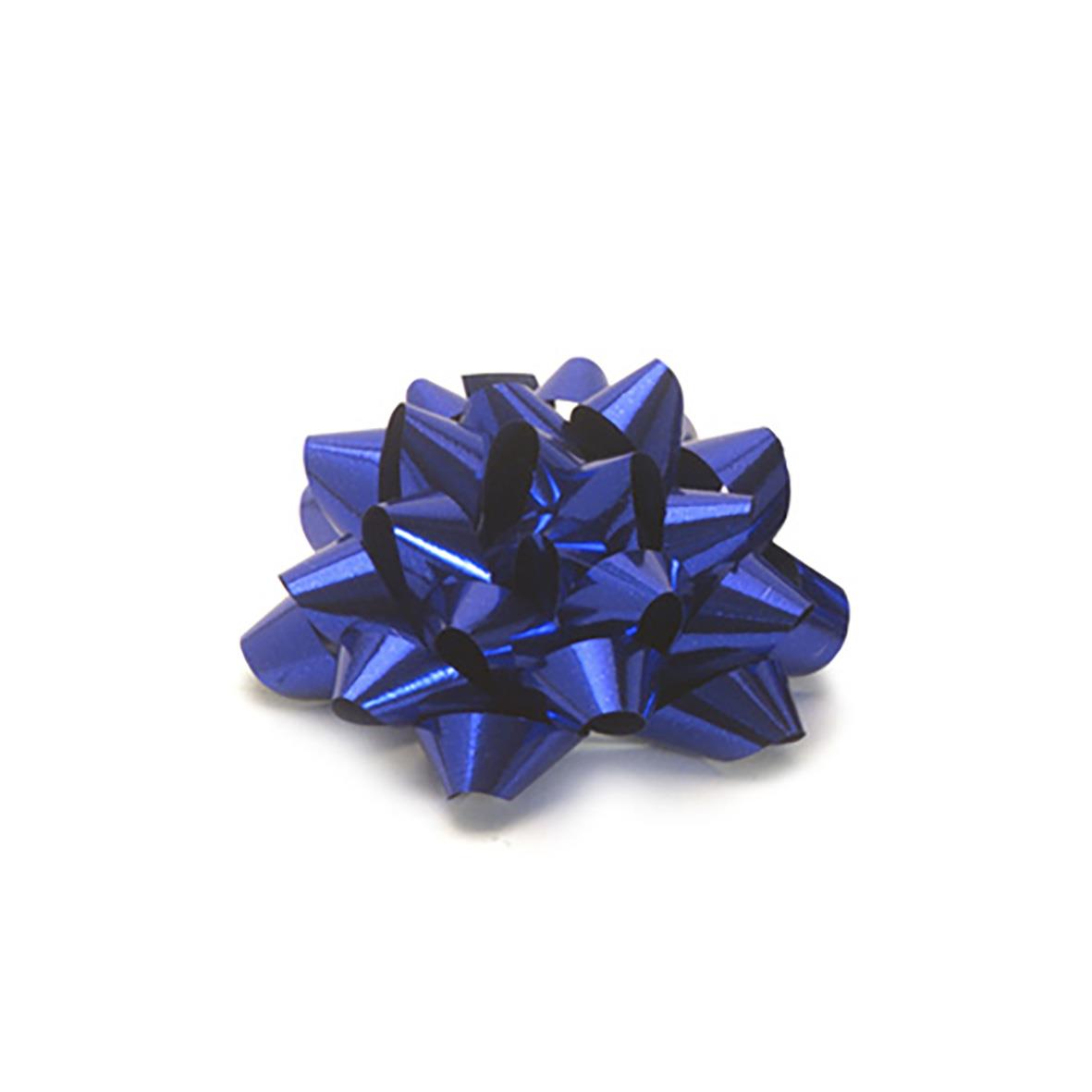 Blå presentbåge av metallisk band på vit bakgrund