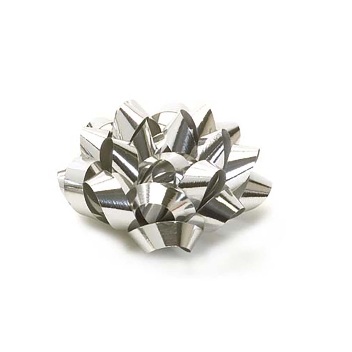 En hög av metallprydnader eller dekorationer i silverfärg med glänsande yta