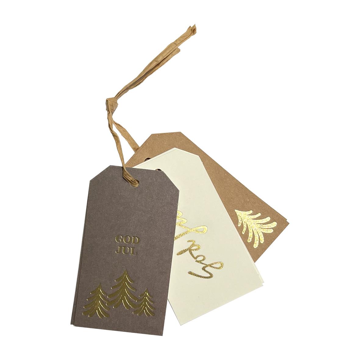 Hängetiketter med God Jul-text och guldfärgade granmotiv i naturfärger