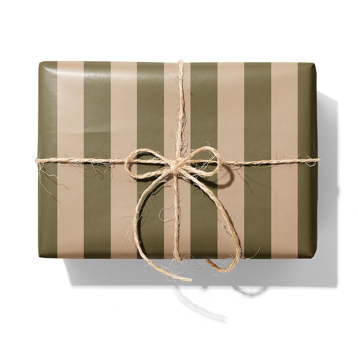 Presentpapper med randmönster i brunt och olivgrönt, slät yta, 57cm bred, 154m lång, 7kg, knutet med snöre
