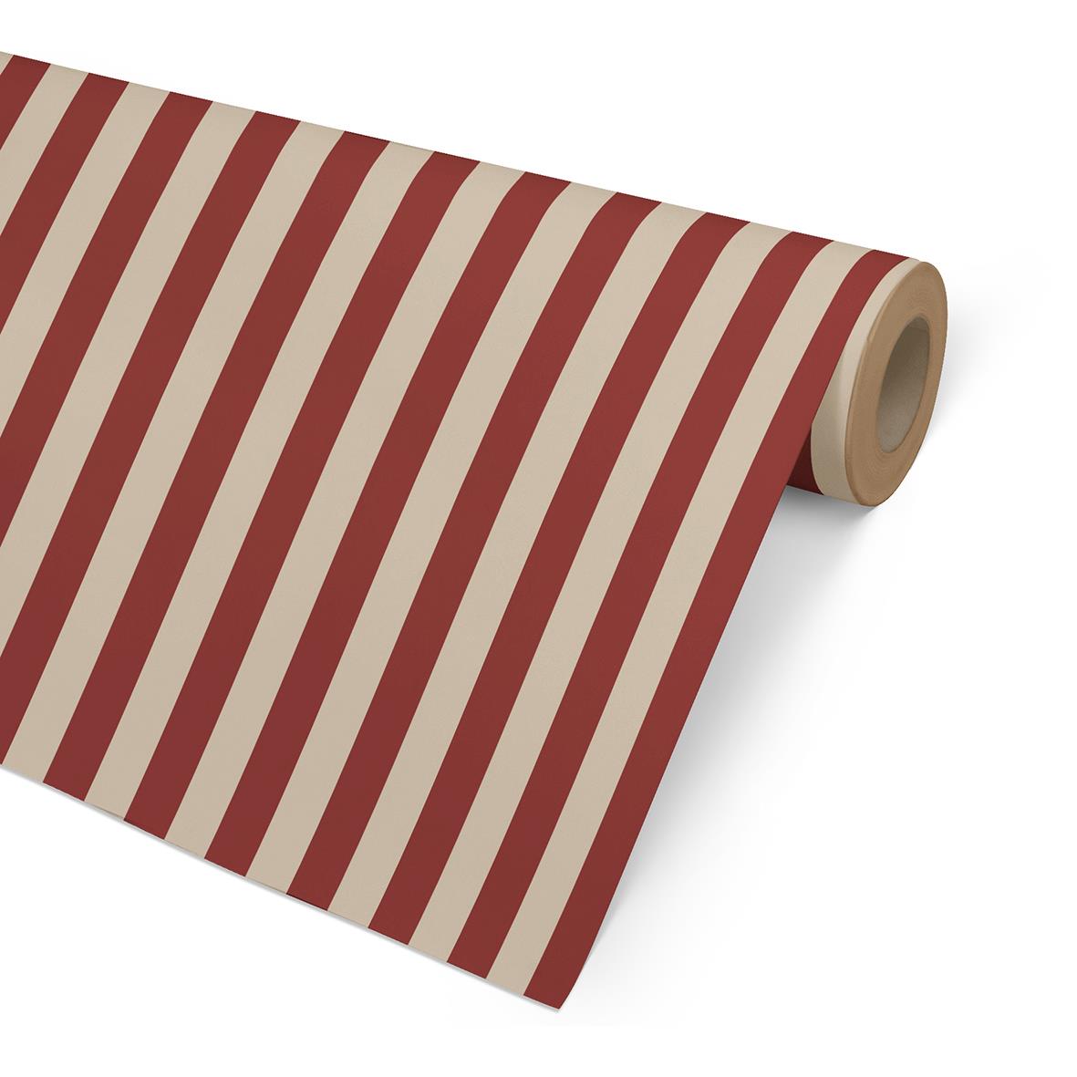 Randigt presentpapper i kraftbrun och burgundy med diagonala ränder på rulle
