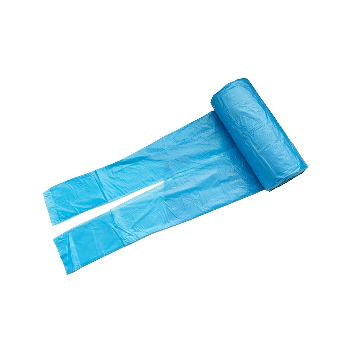 Blåa engångsöverdrag eller skyddspåsar av plast, rullade och utbredda på en vit bakgrund