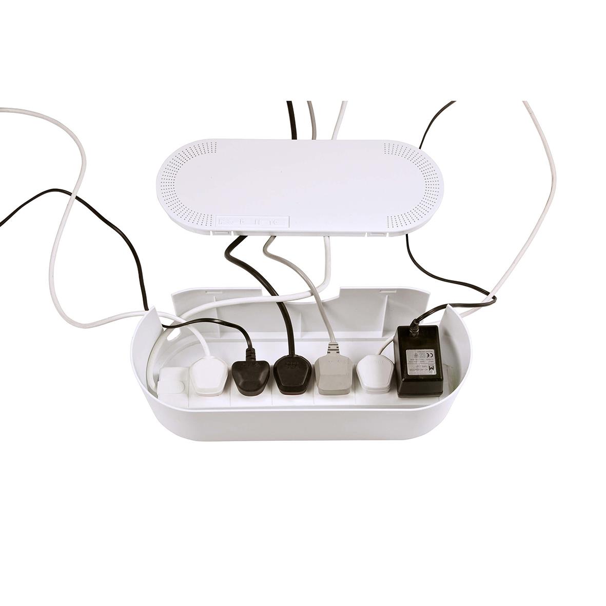 Stor vit kabelbox med flera anslutningar och sladdar, öppen med lock uppfällt