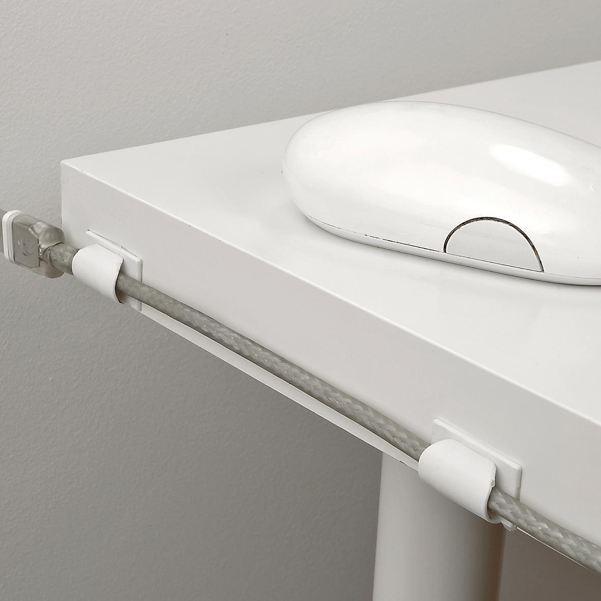 Vit kabelklämma D-LINE på skrivbord med kabel som är fastsatt