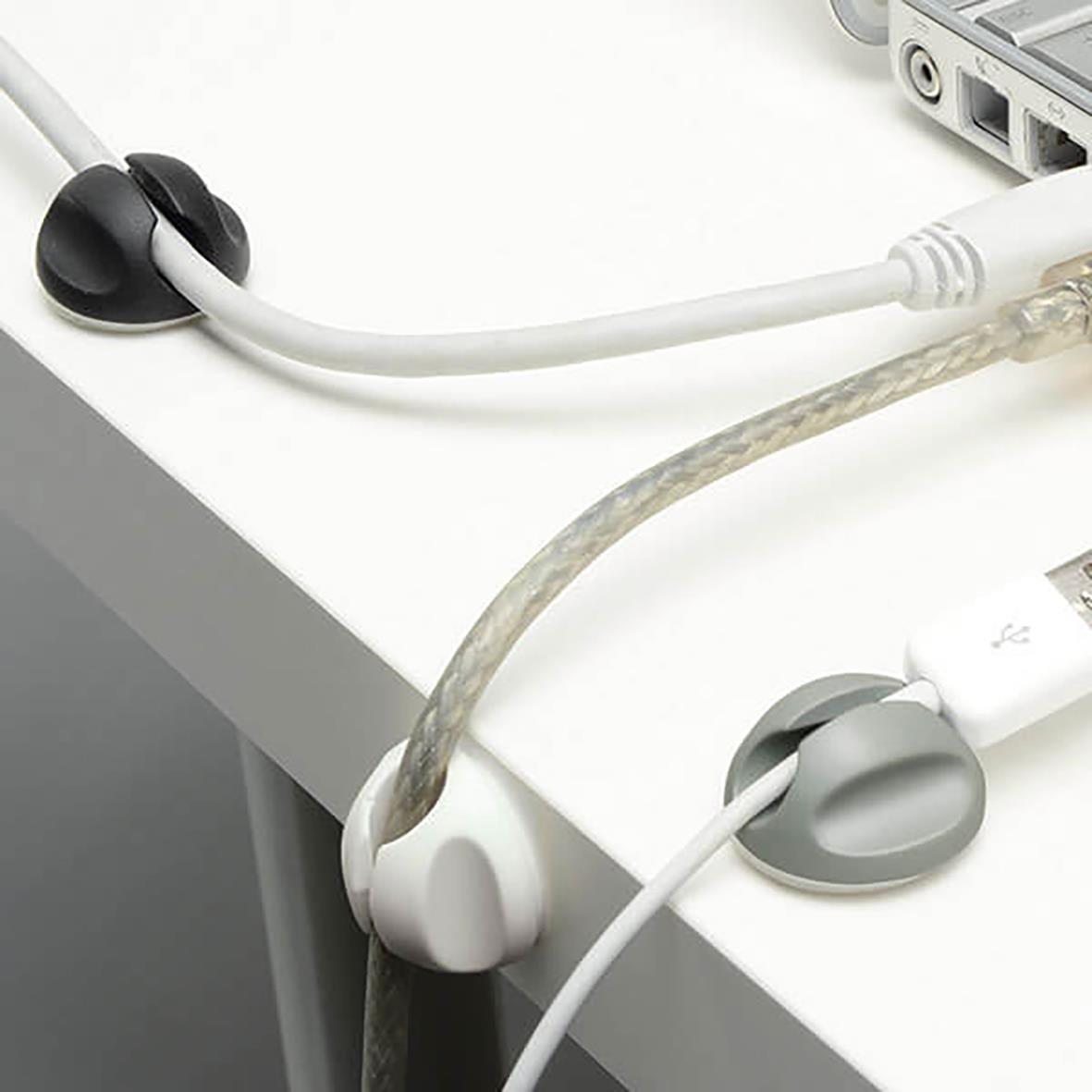 Kabelclips D-LINE i svart, grå och vit används för att organisera kablar på skrivbordet