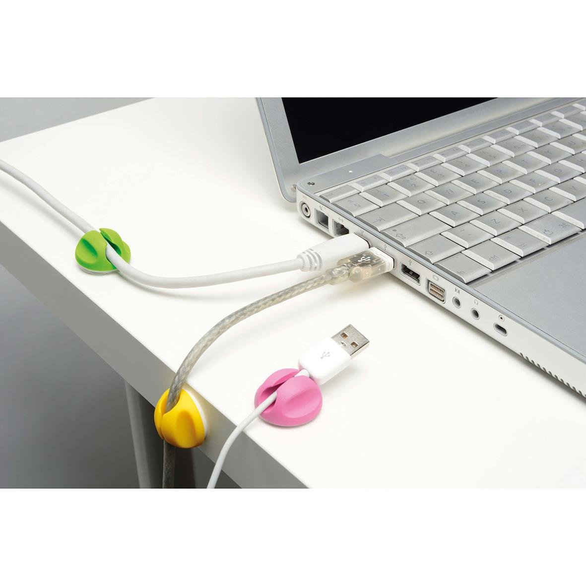 Kabelclips D-LINE i rosa, gul och grön som håller kablar organiserade på en dator