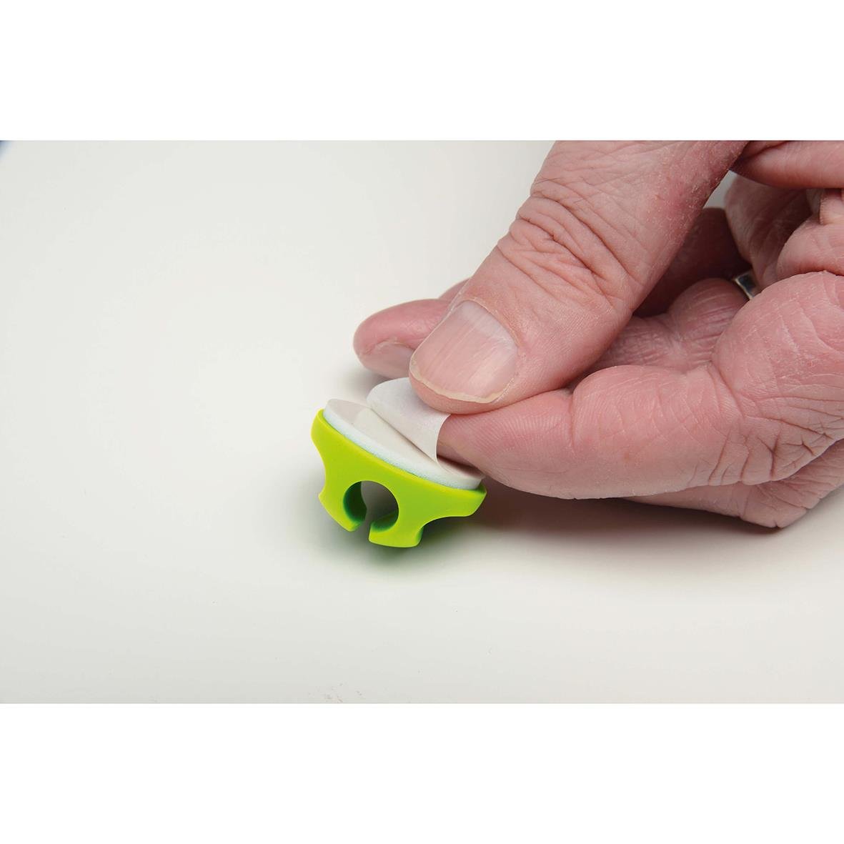 Kabelclips D-LINE i rosa, gul och grön, används för att organisera och säkra kablar