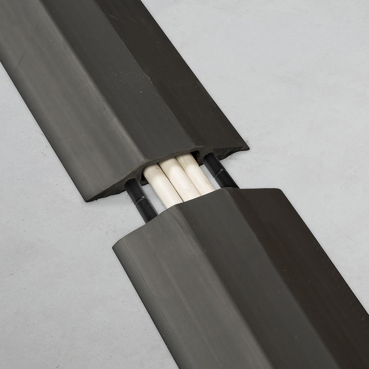 Kabelkanal D-LINE Golv PVC Pro Svart 1,8m med kablar inuti