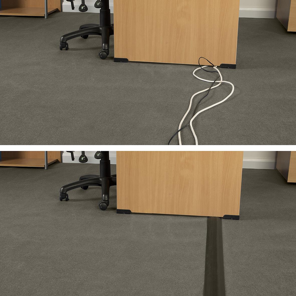 Kabelkanal D-LINE Golv PVC Pro Svart 1,8m på kontorsmatta med kabelrör på golvet