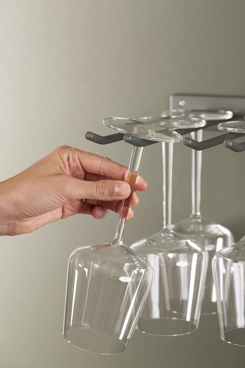 Hand som hänger glashängare för ca 15 vinglas i guld, 300x500x40mm