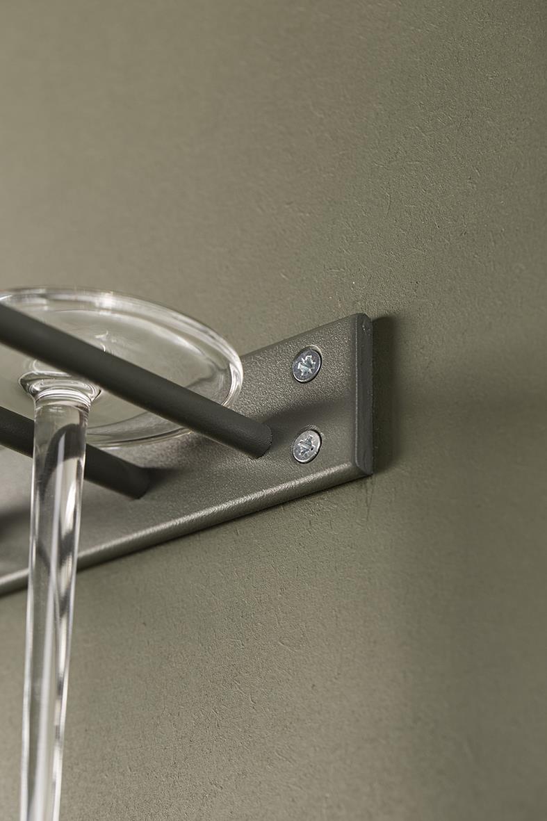 Guldfärgad glashängare med plats för ca 15 vinglas, monterad på vägg