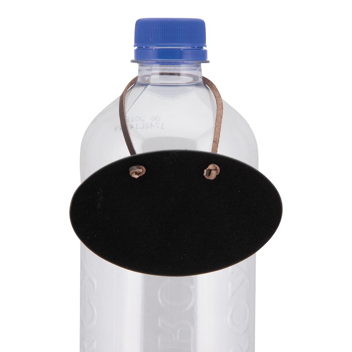 Flaskskylt Securit Griffel med lädersnöre 5x8,3cm, svart oval skylt hängande runt en vattenflaska