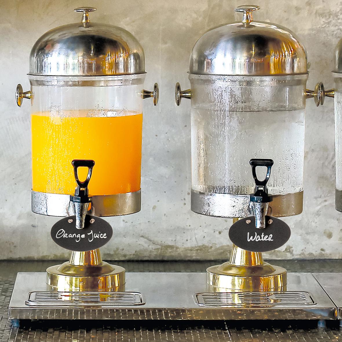 Två dryckesautomater, en med orange juice och en med vatten, med svarta etiketter och lädersnöre