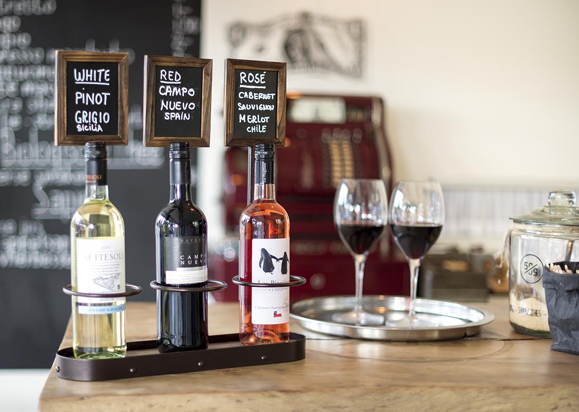 Säkerhetsdisplay med griffeltavla för 3 flaskor, 45x11cm, visar vita, röda och rosévinflaskor