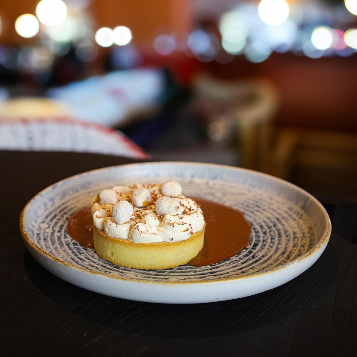 Tallrik Exxent Frost Flat Blå med dessert och marshmallows, diameter 17,5 cm