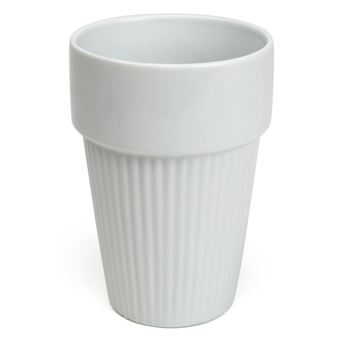 Vit mugg med ribbad yta och bredare topp, kapacitet 26 cl
