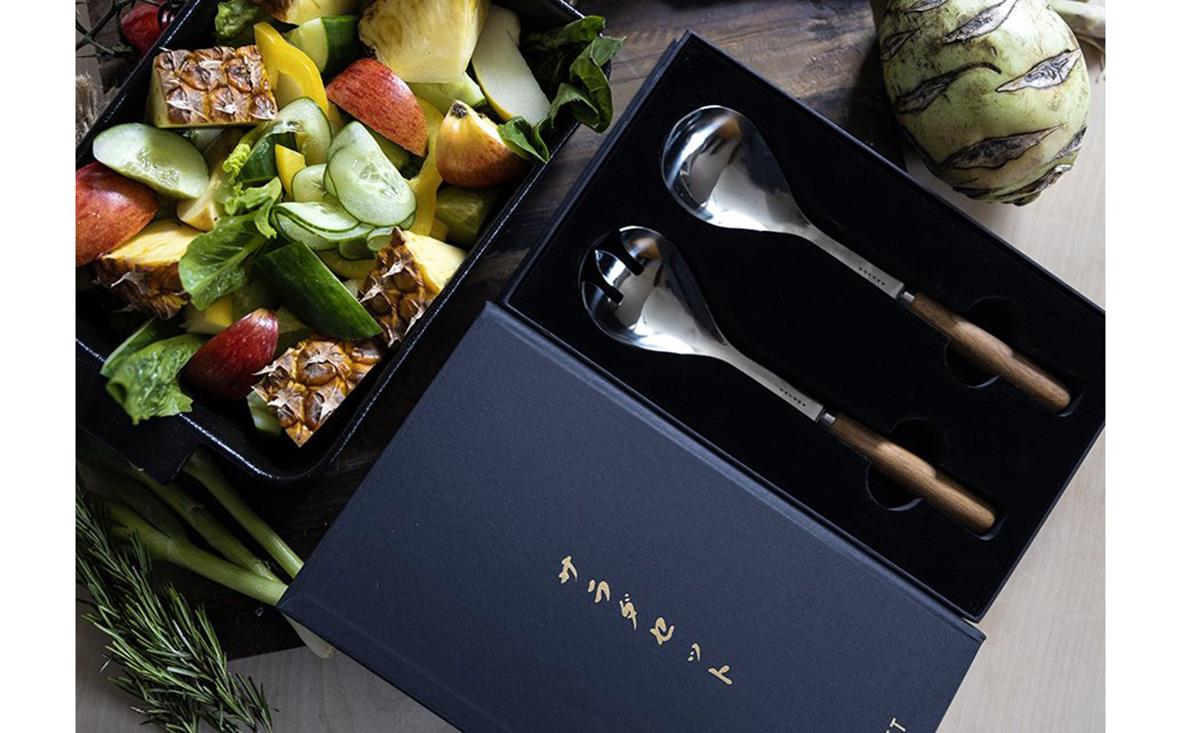 Salladsbestick Satake Shiro i svart box med sallad och grönsaker