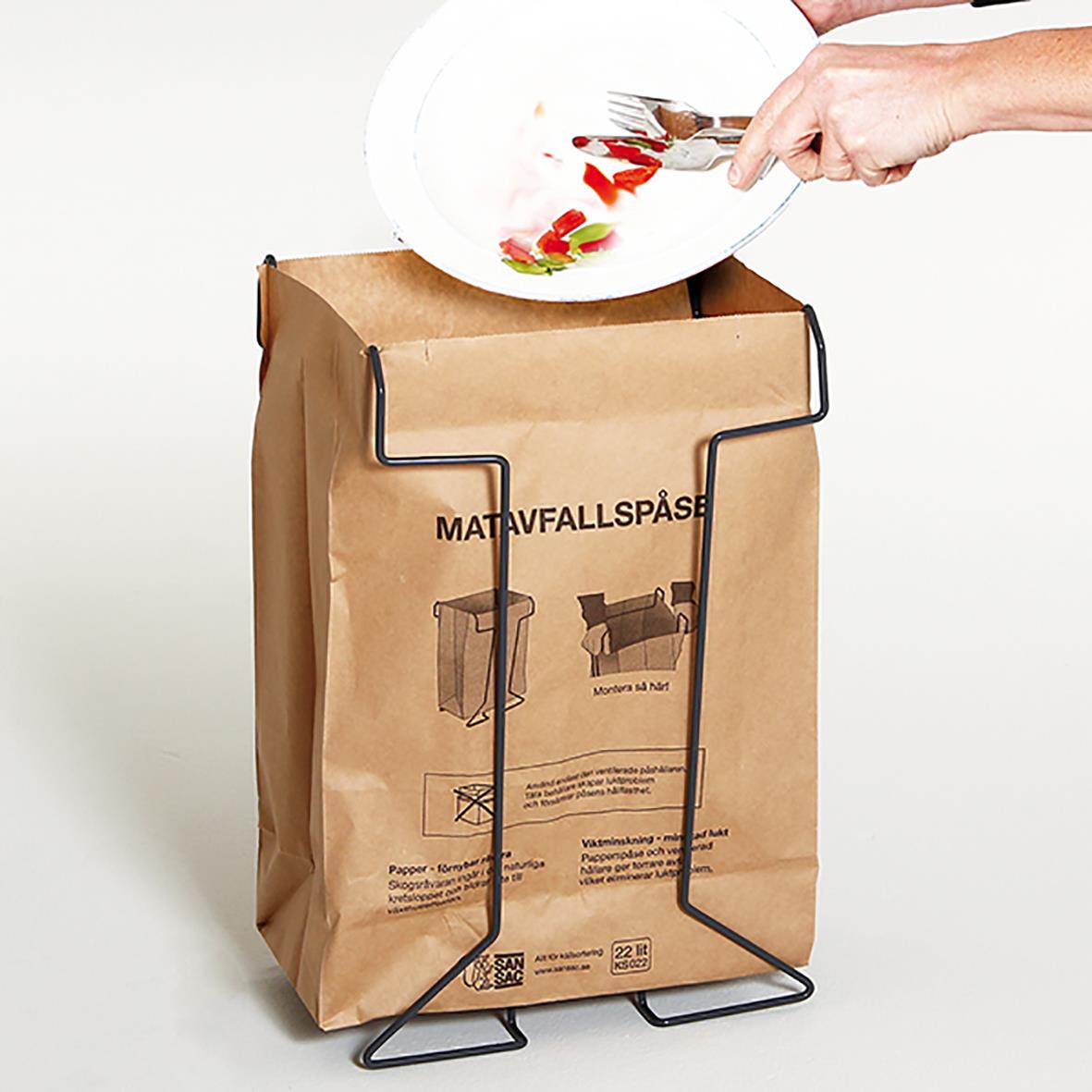 Trådställning för matavfallspåse KS022 22L grå, håller på att fyllas med matrester