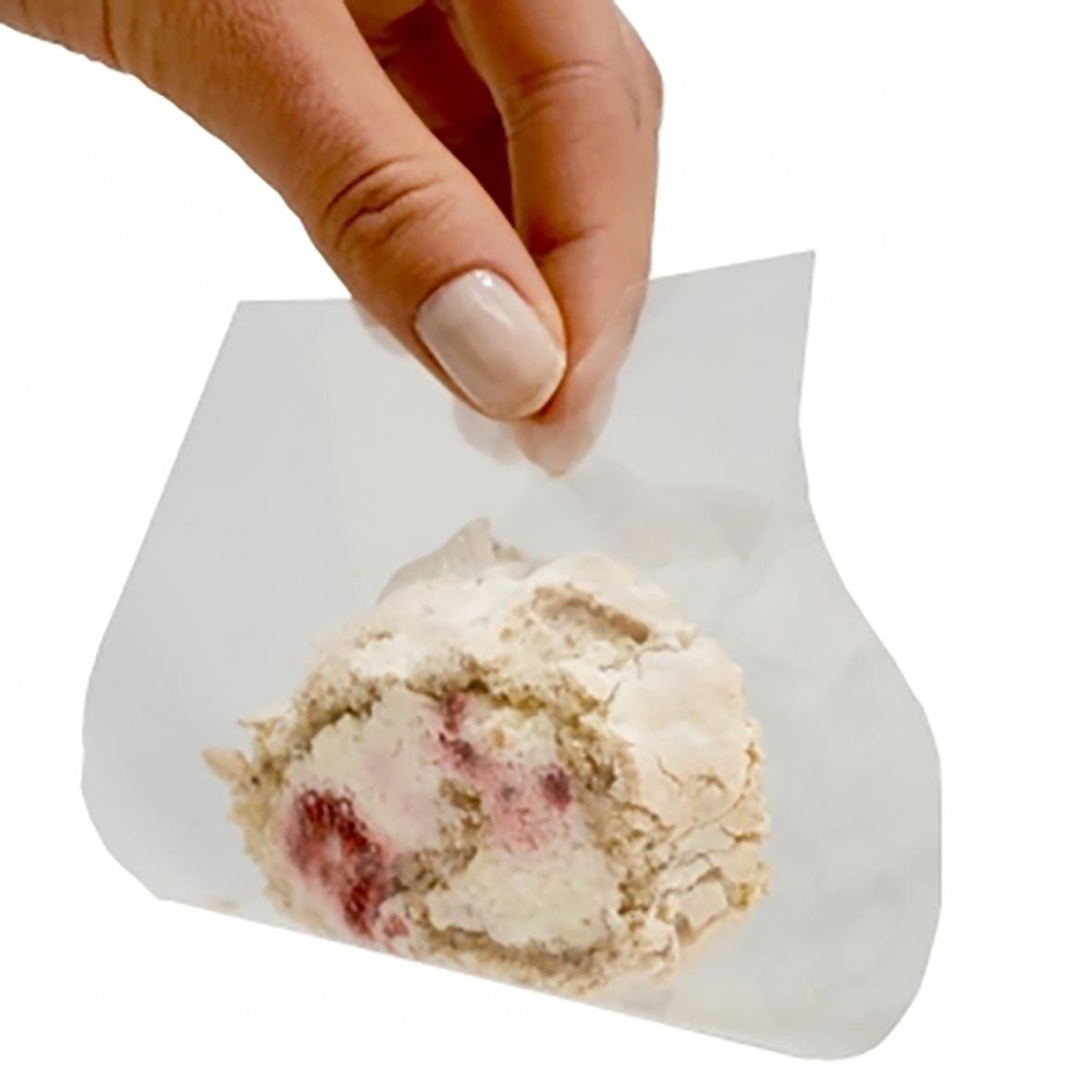 Person som håller i cellofanark för bakelser, storlek 120x190 mm