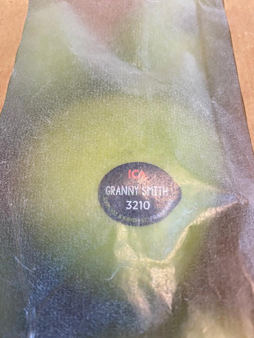 Brun papperspåse med fönster och etikett Granny Smith äpple