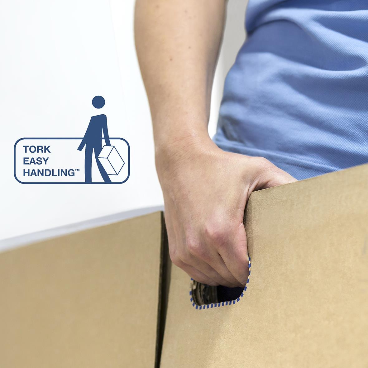 Person som håller i en kartong med pappershanddukar, visar enkel hantering