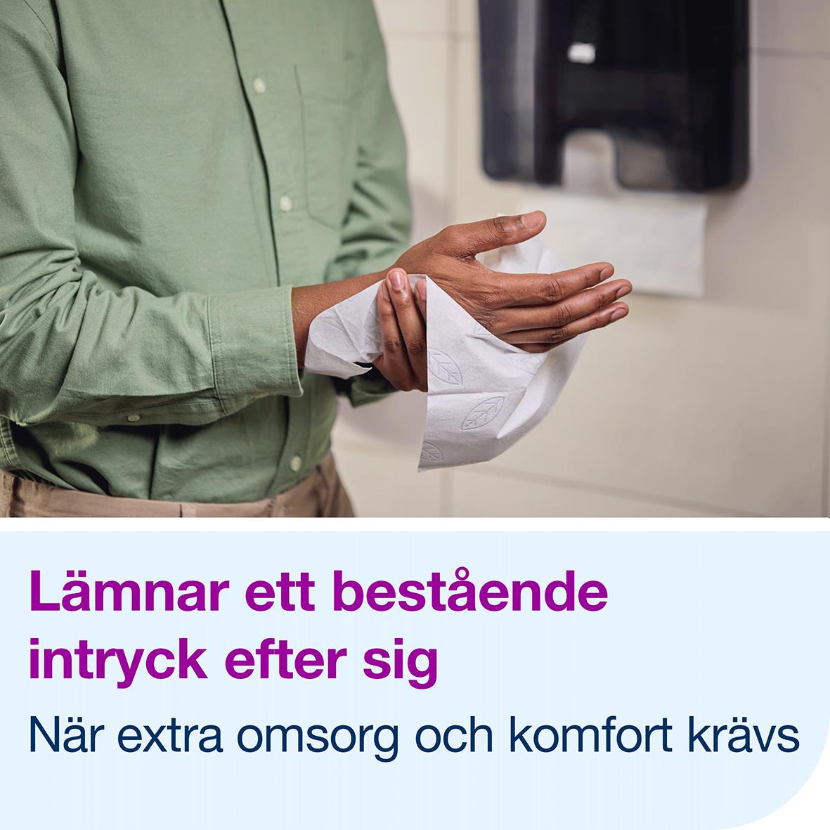 Person som använder en komprimerad pappershandduk för att torka händer