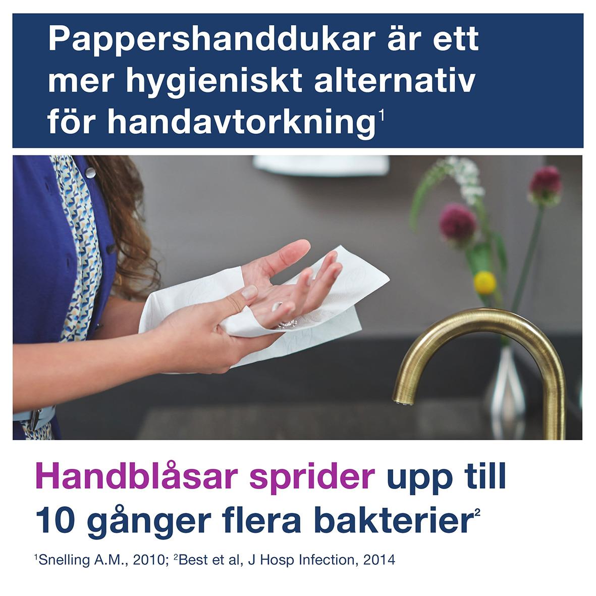 Person som använder pappershandduk för handtorkning vid kökskran